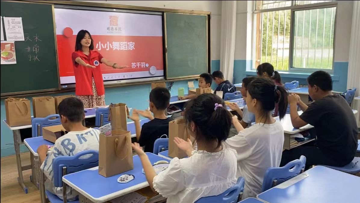 苏千羽同学带来舞蹈课“你笑起来真好看” 苏千羽同学带来舞蹈课“你笑起来真好看”