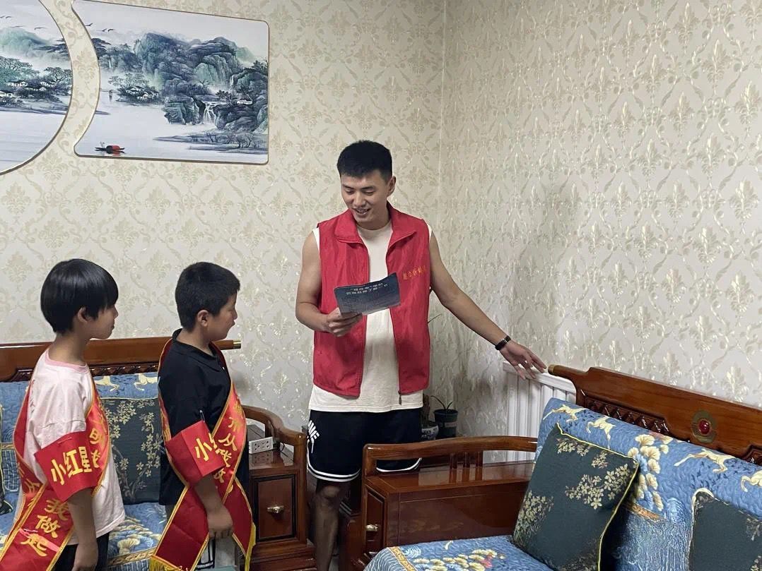 团队成员结合当地“小红星”公益课堂讲解煤改电优势